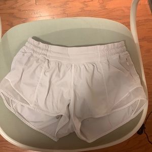 LULULEMON WHITE HOTTY HOTS 2.5 in